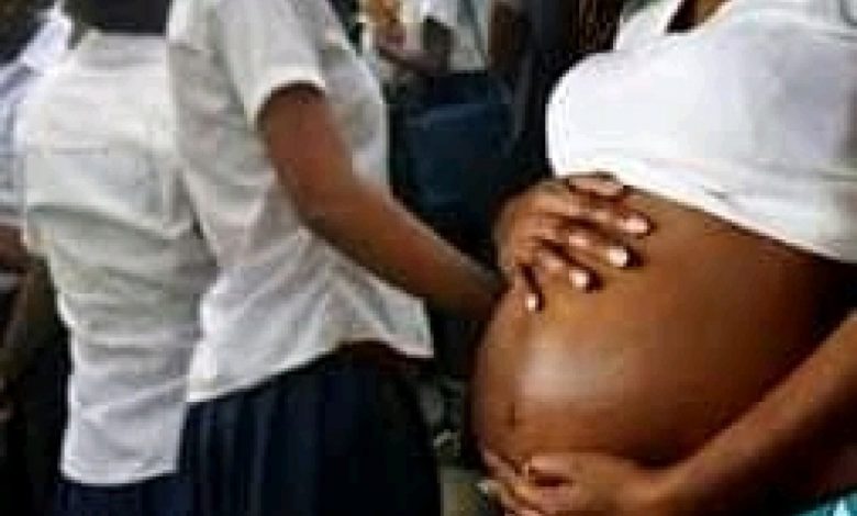 Au Togo, les relations sexuelles entre élèves ne sont pas autorisées. Quarante-trois (43) élèves des collèges et lycées de la région éducative des Plateaux Ouest qui ont enfreint cette loi et enceinté leurs camarades filles viennent de l’apprendre à leurs dépens. Ils sont exclus de tous les établissements scolaires de cette région pour le compte de l'année scolaire 2024-2025.
