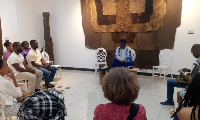 Kossi Hemadzro Assou, prêtre vodun, artiste plasticien et enseignant retraité de l’EAMAU a permis samedi à Lomé un public varié de se plonger dans le monde artistique. C’était lors d’un « Talk show » organisé au musée Kijain, situé dans l’immeuble de China Road and Bridge Corporation (CRBC) où il a fait une exposition de ses œuvres autour du thème: « Mon obsession ». Il a été question essentiellement d’échanger sur ce que c’est que l’art ainsi que la place de l’art contemporain dans la vie quotidienne de l’homme.