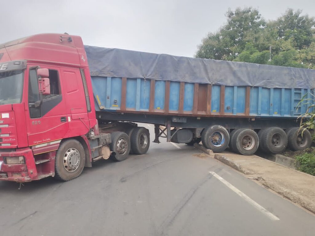 Atakpamé : Un camion de clinker chute sur la RN1 et perturbe la circulation