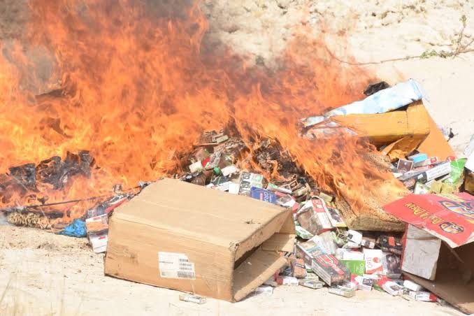 Aképé: Plus de 16 tonnes de produits illicites au feu